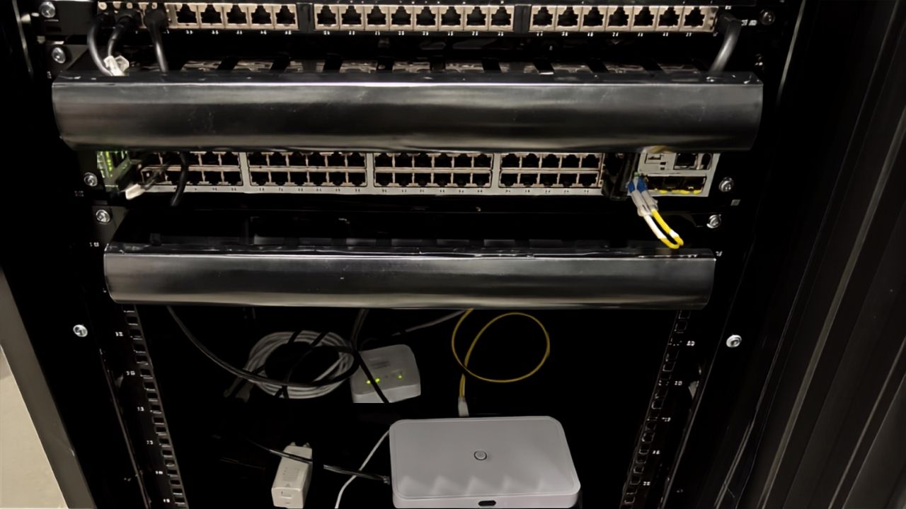 Szafa RACK z patch panelem, switchem i gatewayem UniFi